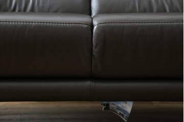 中古　美品　IDC大塚家具取り扱い　ヒモラ(himolla)　上質な本革素材と快適な座り心地が魅力の2Pソファ　定価約25万円　(R-083784)