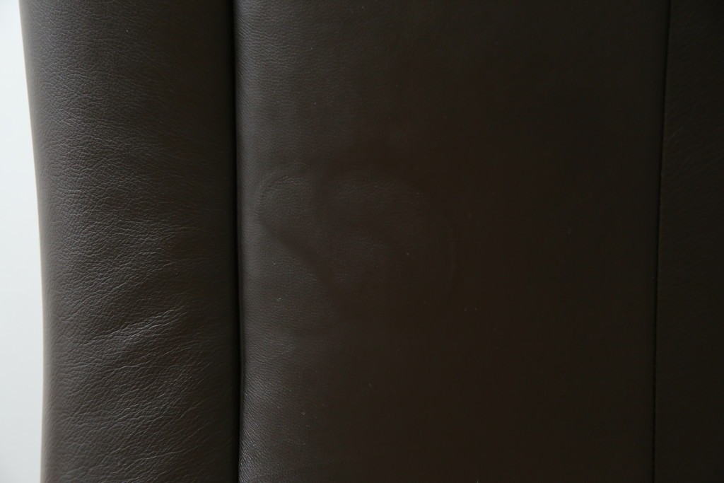 中古　美品　IDC大塚家具取り扱い　ヒモラ(himolla)　上質な本革素材と快適な座り心地が魅力の2Pソファ　定価約25万円　(R-083784)