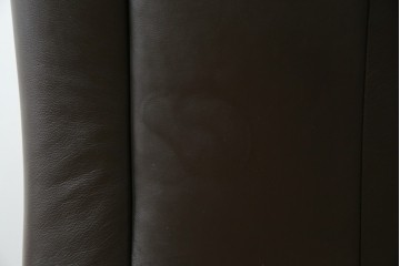 中古　美品　IDC大塚家具取り扱い　ヒモラ(himolla)　上質な本革素材と快適な座り心地が魅力の2Pソファ　定価約25万円　(R-083784)