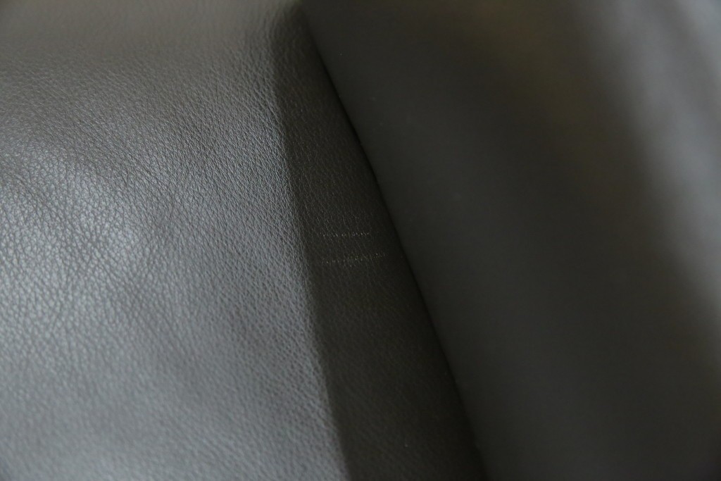 中古　美品　IDC大塚家具取り扱い　ヒモラ(himolla)　上質な本革素材と快適な座り心地が魅力の2Pソファ　定価約25万円　(R-083784)