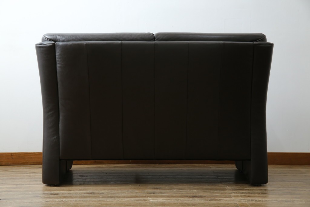 中古　美品　IDC大塚家具取り扱い　ヒモラ(himolla)　上質な本革素材と快適な座り心地が魅力の2Pソファ　定価約25万円　(R-083784)