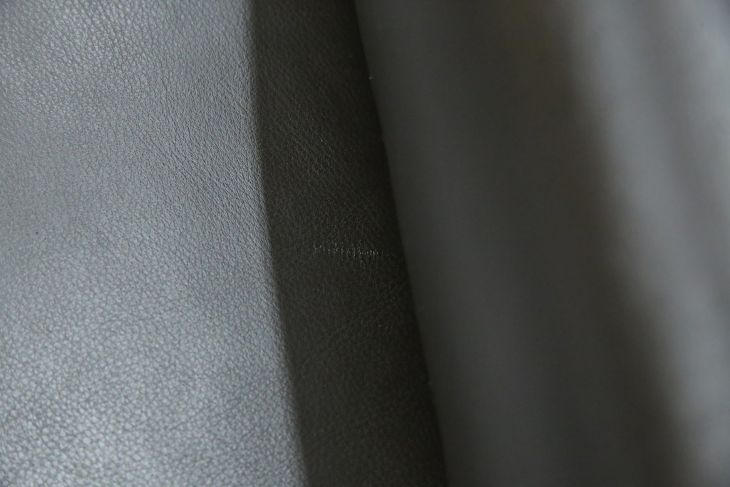 中古　美品　IDC大塚家具取り扱い　ヒモラ(himolla)　上質な本革素材と快適な座り心地が魅力の2Pソファ　定価約25万円　(R-083784)