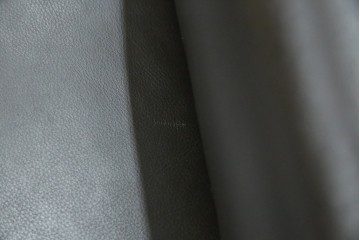 中古　美品　IDC大塚家具取り扱い　ヒモラ(himolla)　上質な本革素材と快適な座り心地が魅力の2Pソファ　定価約25万円　(R-083784)