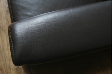 中古　美品　IDC大塚家具取り扱い　ヒモラ(himolla)　上質な本革素材と快適な座り心地が魅力の2Pソファ　定価約25万円　(R-083784)