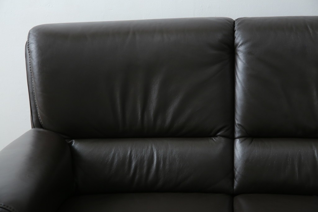 中古　美品　IDC大塚家具取り扱い　ヒモラ(himolla)　上質な本革素材と快適な座り心地が魅力の2Pソファ　定価約25万円　(R-083784)