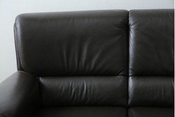 中古　美品　IDC大塚家具取り扱い　ヒモラ(himolla)　上質な本革素材と快適な座り心地が魅力の2Pソファ　定価約25万円　(R-083784)
