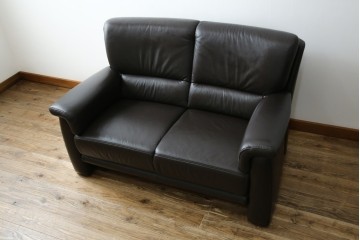 中古　美品　IDC大塚家具取り扱い　ヒモラ(himolla)　上質な本革素材と快適な座り心地が魅力の2Pソファ　定価約25万円　(R-083784)