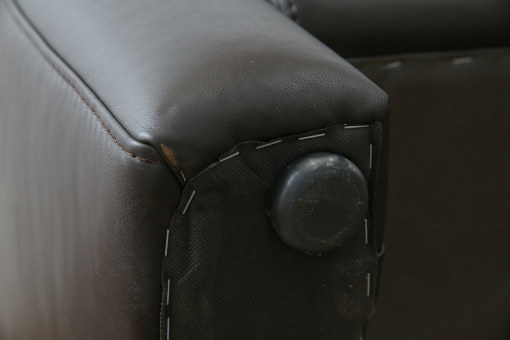 中古　美品　IDC大塚家具取り扱い　ヒモラ(himolla)　上質な本革素材と快適な座り心地が魅力の2Pソファ　定価約25万円　(R-083784)