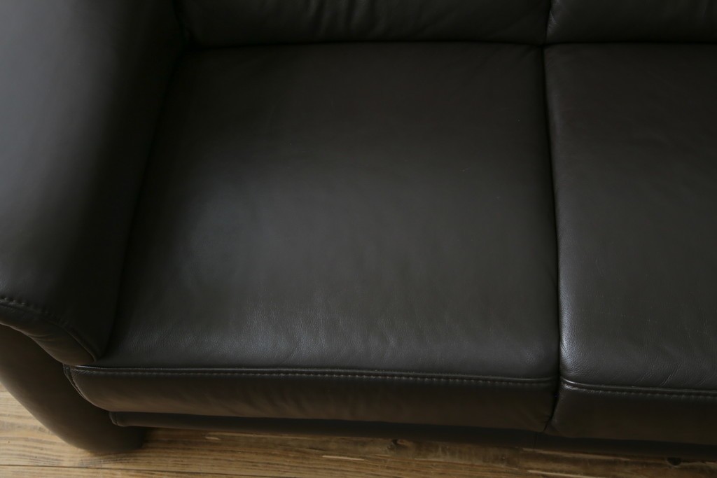 中古　美品　IDC大塚家具取り扱い　ヒモラ(himolla)　上質な本革素材と快適な座り心地が魅力の2Pソファ　定価約25万円　(R-083784)