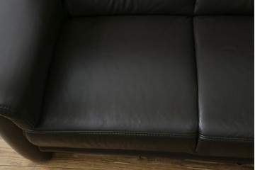 中古　美品　IDC大塚家具取り扱い　ヒモラ(himolla)　上質な本革素材と快適な座り心地が魅力の2Pソファ　定価約25万円　(R-083784)