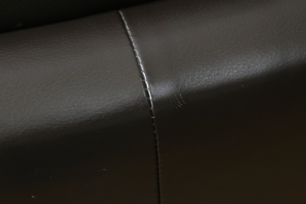 中古　美品　IDC大塚家具取り扱い　ヒモラ(himolla)　上質な本革素材と快適な座り心地が魅力の2Pソファ　定価約25万円　(R-083784)