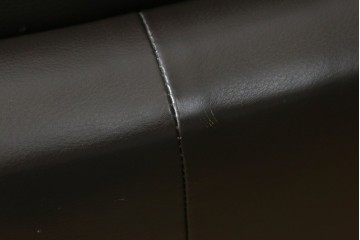 中古　美品　IDC大塚家具取り扱い　ヒモラ(himolla)　上質な本革素材と快適な座り心地が魅力の2Pソファ　定価約25万円　(R-083784)