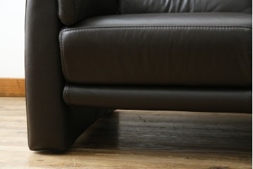 中古　美品　IDC大塚家具取り扱い　ヒモラ(himolla)　上質な本革素材と快適な座り心地が魅力の2Pソファ　定価約25万円　(R-083784)