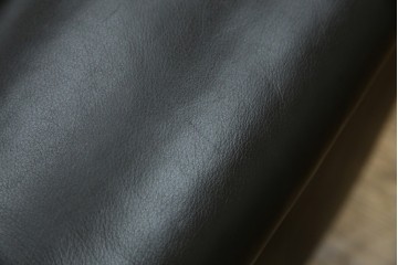 中古　美品　IDC大塚家具取り扱い　ヒモラ(himolla)　上質な本革素材と快適な座り心地が魅力の2Pソファ　定価約25万円　(R-083784)