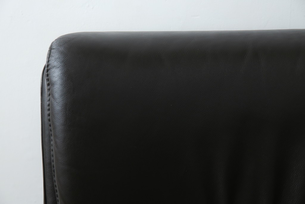 中古　美品　IDC大塚家具取り扱い　ヒモラ(himolla)　上質な本革素材と快適な座り心地が魅力の2Pソファ　定価約25万円　(R-083784)