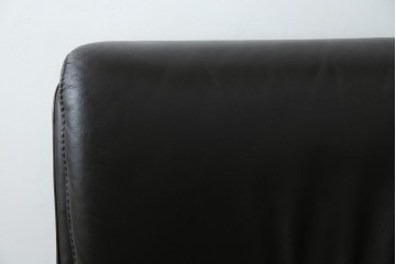 中古　美品　IDC大塚家具取り扱い　ヒモラ(himolla)　上質な本革素材と快適な座り心地が魅力の2Pソファ　定価約25万円　(R-083784)