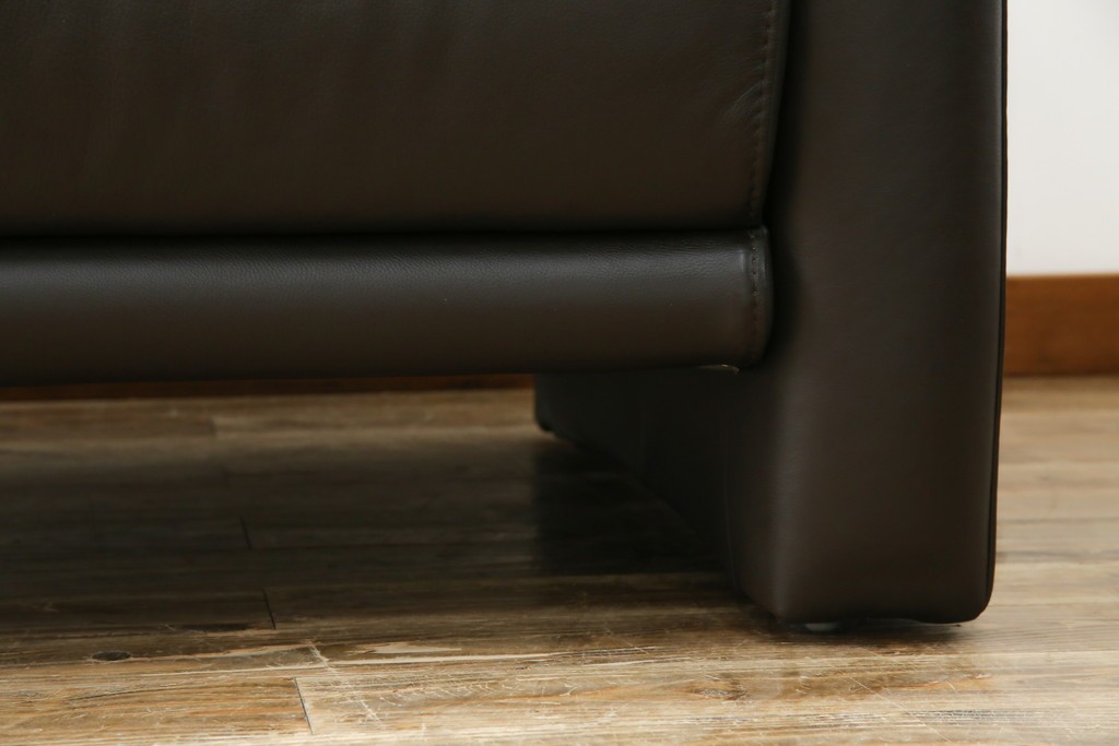 中古　美品　IDC大塚家具取り扱い　ヒモラ(himolla)　上質な本革素材と快適な座り心地が魅力の2Pソファ　定価約25万円　(R-083784)