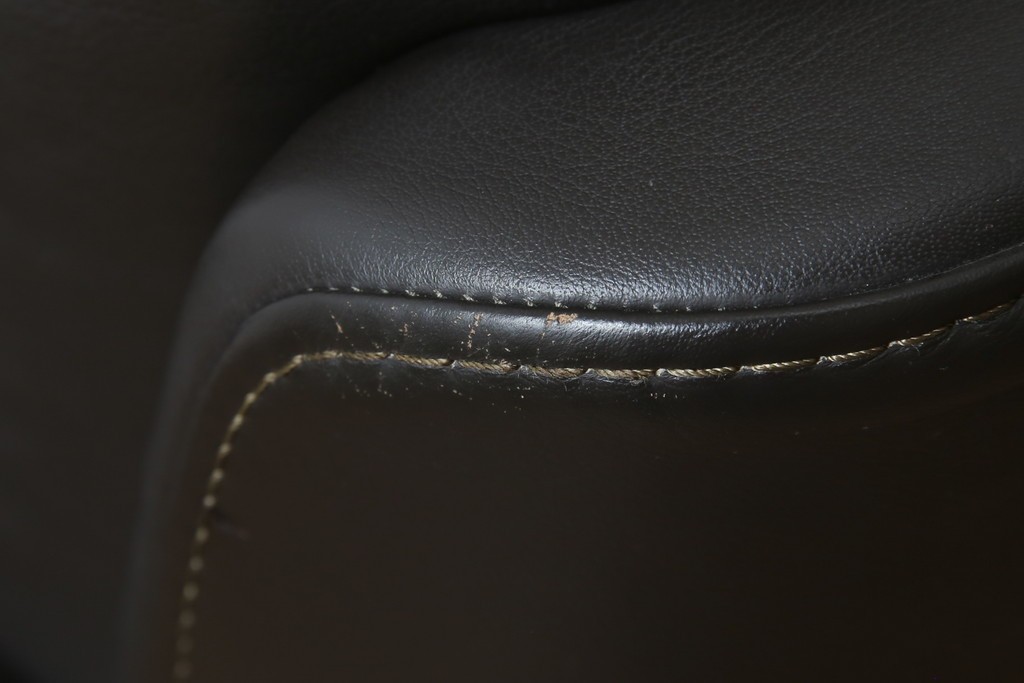 中古　美品　IDC大塚家具取り扱い　ヒモラ(himolla)　上質な本革素材と快適な座り心地が魅力の2Pソファ　定価約25万円　(R-083784)