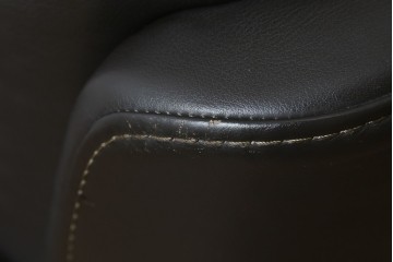 中古　美品　IDC大塚家具取り扱い　ヒモラ(himolla)　上質な本革素材と快適な座り心地が魅力の2Pソファ　定価約25万円　(R-083784)