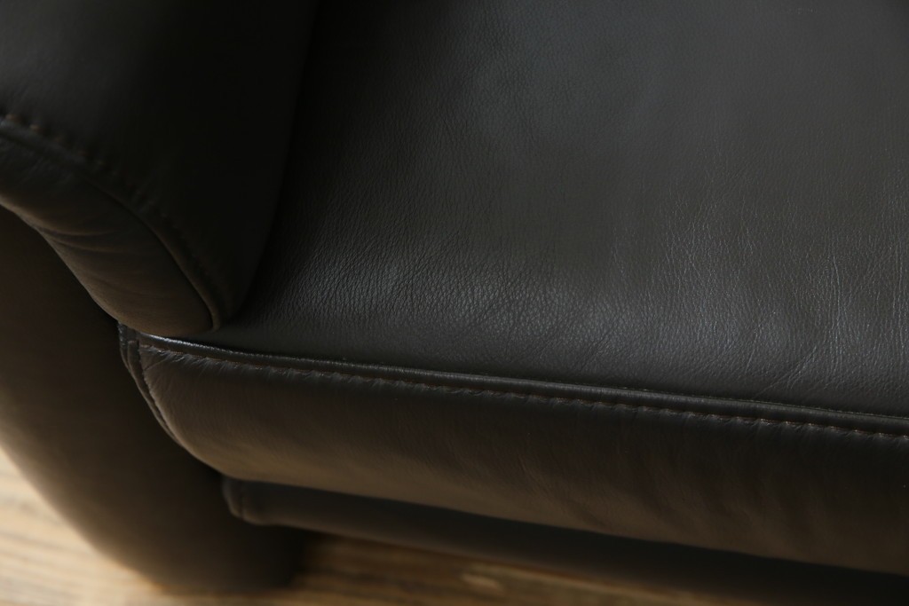中古　美品　IDC大塚家具取り扱い　ヒモラ(himolla)　上質な本革素材と快適な座り心地が魅力の2Pソファ　定価約25万円　(R-083784)