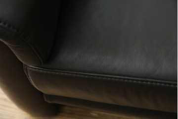 中古　美品　IDC大塚家具取り扱い　ヒモラ(himolla)　上質な本革素材と快適な座り心地が魅力の2Pソファ　定価約25万円　(R-083784)