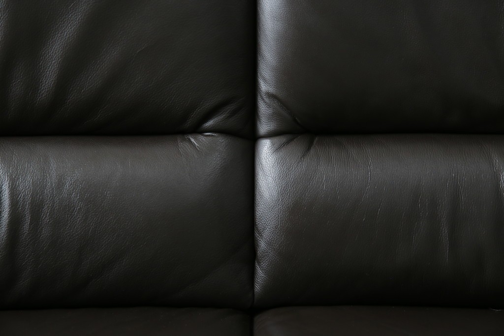 中古　美品　IDC大塚家具取り扱い　ヒモラ(himolla)　上質な本革素材と快適な座り心地が魅力の2Pソファ　定価約25万円　(R-083784)