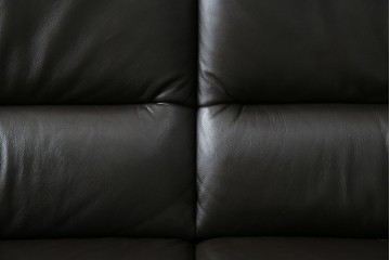 中古　美品　IDC大塚家具取り扱い　ヒモラ(himolla)　上質な本革素材と快適な座り心地が魅力の2Pソファ　定価約25万円　(R-083784)