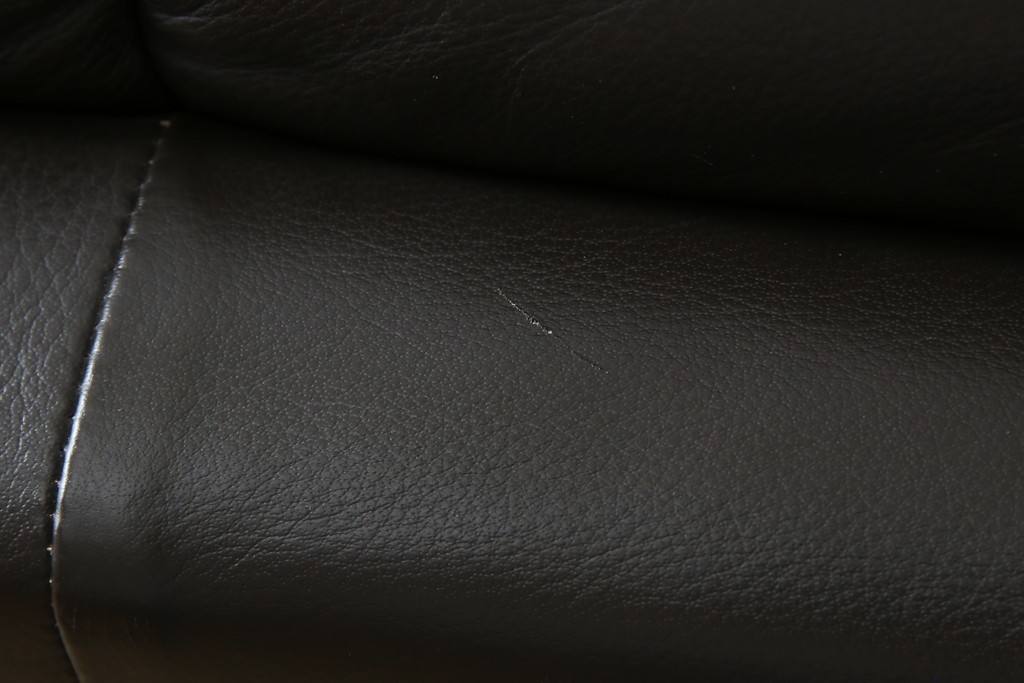 中古　美品　IDC大塚家具取り扱い　ヒモラ(himolla)　上質な本革素材と快適な座り心地が魅力の2Pソファ　定価約25万円　(R-083784)