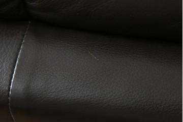 中古　美品　IDC大塚家具取り扱い　ヒモラ(himolla)　上質な本革素材と快適な座り心地が魅力の2Pソファ　定価約25万円　(R-083784)