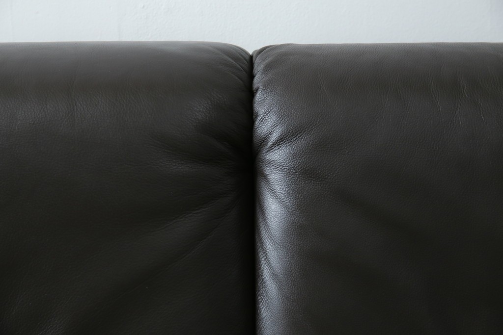 中古　美品　IDC大塚家具取り扱い　ヒモラ(himolla)　上質な本革素材と快適な座り心地が魅力の2Pソファ　定価約25万円　(R-083784)