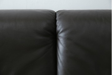 中古　美品　IDC大塚家具取り扱い　ヒモラ(himolla)　上質な本革素材と快適な座り心地が魅力の2Pソファ　定価約25万円　(R-083784)