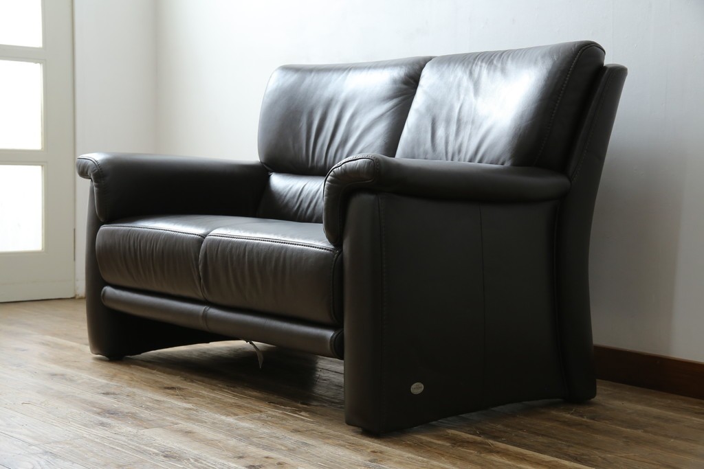 中古　美品　IDC大塚家具取り扱い　ヒモラ(himolla)　上質な本革素材と快適な座り心地が魅力の2Pソファ　定価約25万円　(R-083784)