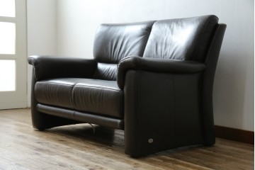 中古　美品　IDC大塚家具取り扱い　ヒモラ(himolla)　上質な本革素材と快適な座り心地が魅力の2Pソファ　定価約25万円　(R-083784)
