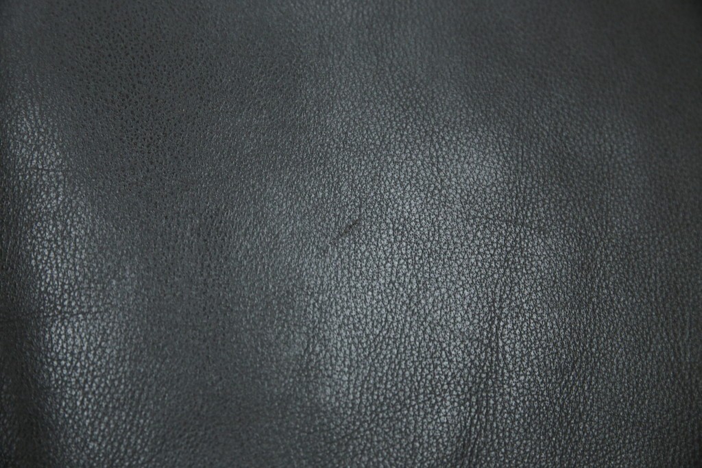 中古　美品　IDC大塚家具取り扱い　ヒモラ(himolla)　上質な本革素材と快適な座り心地が魅力の2Pソファ　定価約25万円　(R-083784)