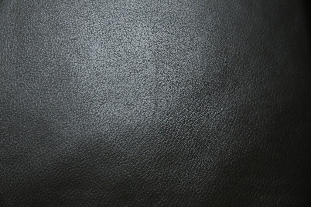 中古　美品　IDC大塚家具取り扱い　ヒモラ(himolla)　上質な本革素材と快適な座り心地が魅力の2Pソファ　定価約25万円　(R-083784)