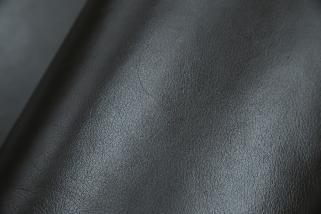 中古　美品　IDC大塚家具取り扱い　ヒモラ(himolla)　上質な本革素材と快適な座り心地が魅力の2Pソファ　定価約25万円　(R-083784)