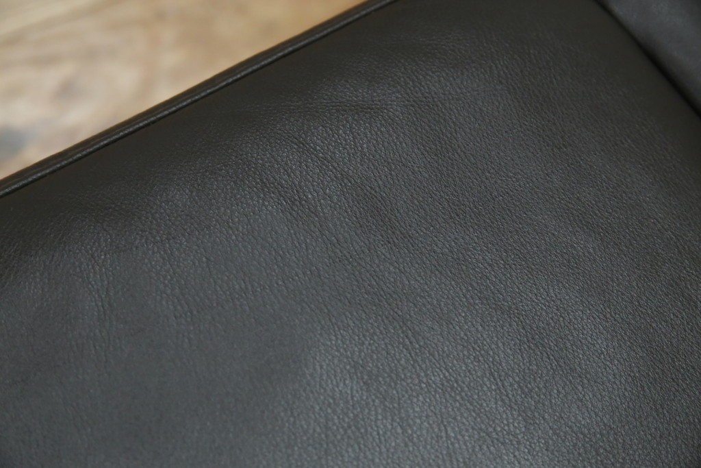 中古　美品　IDC大塚家具取り扱い　ヒモラ(himolla)　上質な本革素材と快適な座り心地が魅力の2Pソファ　定価約25万円　(R-083784)