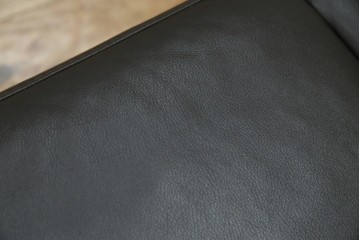 中古　美品　IDC大塚家具取り扱い　ヒモラ(himolla)　上質な本革素材と快適な座り心地が魅力の2Pソファ　定価約25万円　(R-083784)