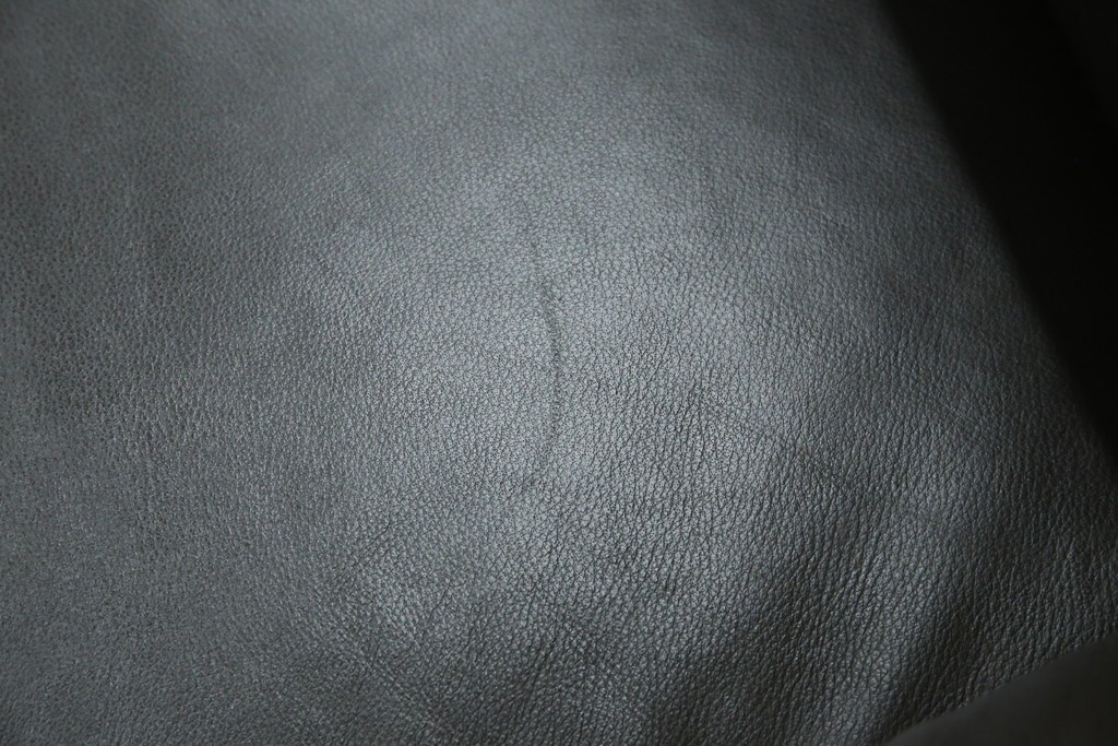 中古　美品　IDC大塚家具取り扱い　ヒモラ(himolla)　上質な本革素材と快適な座り心地が魅力の2Pソファ　定価約25万円　(R-083784)