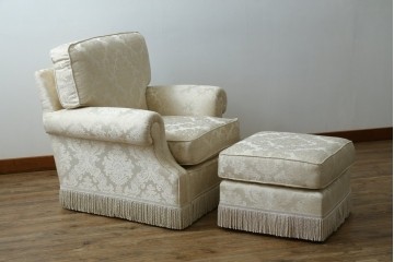 新古　未使用展示品　美品　イギリス　英国高級家具ブランド　Art forma(アートフォーマ)　ダマスク柄とフリンジのクラシカルな1人掛けソファとオットマンセット　定価(セット合計)約40万円　(R-083785)