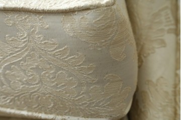 新古　未使用展示品　美品　イギリス　英国高級家具ブランド　Art forma(アートフォーマ)　ダマスク柄とフリンジのクラシカルな1人掛けソファとオットマンセット　定価(セット合計)約40万円　(R-083785)