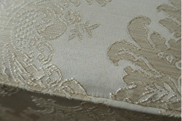 新古　未使用展示品　美品　イギリス　英国高級家具ブランド　Art forma(アートフォーマ)　ダマスク柄とフリンジのクラシカルな1人掛けソファとオットマンセット　定価(セット合計)約40万円　(R-083785)