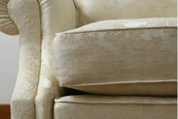 新古　未使用展示品　美品　イギリス　英国高級家具ブランド　Art forma(アートフォーマ)　ダマスク柄とフリンジのクラシカルな1人掛けソファとオットマンセット　定価(セット合計)約40万円　(R-083785)