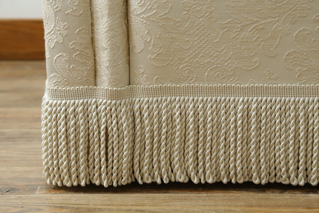 新古　未使用展示品　美品　イギリス　英国高級家具ブランド　Art forma(アートフォーマ)　ダマスク柄とフリンジのクラシカルな1人掛けソファとオットマンセット　定価(セット合計)約40万円　(R-083785)