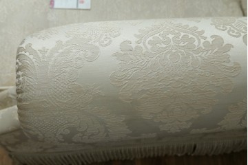 新古　未使用展示品　美品　イギリス　英国高級家具ブランド　Art forma(アートフォーマ)　ダマスク柄とフリンジのクラシカルな1人掛けソファとオットマンセット　定価(セット合計)約40万円　(R-083785)