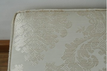 新古　未使用展示品　美品　イギリス　英国高級家具ブランド　Art forma(アートフォーマ)　ダマスク柄とフリンジのクラシカルな1人掛けソファとオットマンセット　定価(セット合計)約40万円　(R-083785)