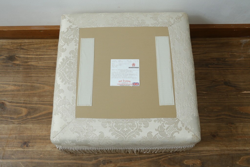 新古　未使用展示品　美品　イギリス　英国高級家具ブランド　Art forma(アートフォーマ)　ダマスク柄とフリンジのクラシカルな1人掛けソファとオットマンセット　定価(セット合計)約40万円　(R-083785)