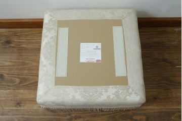 新古　未使用展示品　美品　イギリス　英国高級家具ブランド　Art forma(アートフォーマ)　ダマスク柄とフリンジのクラシカルな1人掛けソファとオットマンセット　定価(セット合計)約40万円　(R-083785)