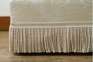 新古　未使用展示品　美品　イギリス　英国高級家具ブランド　Art forma(アートフォーマ)　ダマスク柄とフリンジのクラシカルな1人掛けソファとオットマンセット　定価(セット合計)約40万円　(R-083785)