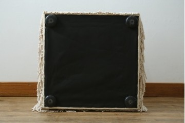 新古　未使用展示品　美品　イギリス　英国高級家具ブランド　Art forma(アートフォーマ)　ダマスク柄とフリンジのクラシカルな1人掛けソファとオットマンセット　定価(セット合計)約40万円　(R-083785)